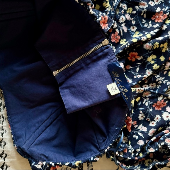 Off the shoulder top. Navy floral with corset shaping on the inside. Open back - Picture 6 of 7